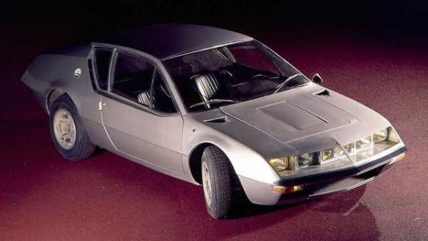 Когато през 1971 г. Alpine-Renault добави втори модел към партньорската си соло програма A110 Berlinette, A310 с 4-цилиндров 1,6-литров двигател Renault 16 първоначално носи шест правоъгълни фара Cibie, разположени зад чифт стъклени панели върху V-образния плосък носов конус. Заради недостатъчна мощност обаче A310 е обновен през 1976 г. и се добавя по-мощен V6 двигател с обем 3,0 л PRV V6 на Renault 30.